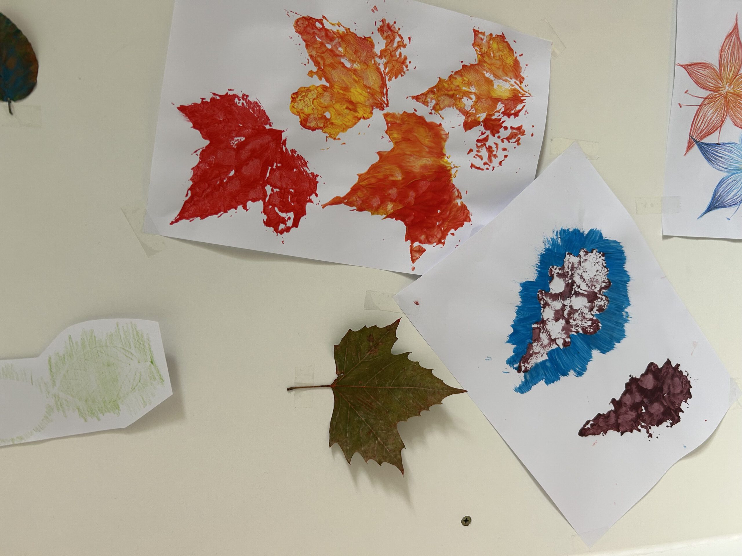 Gesammelte Blätter dienen zum Farbdruck.