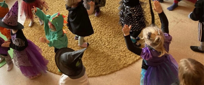 Zu Halloween verkleidete Kinder tanzen durcheinander.